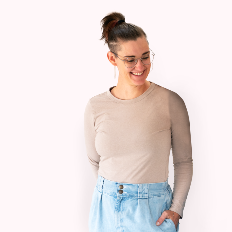 Brandmanagement - Nicole schaut nach unten, freut sich